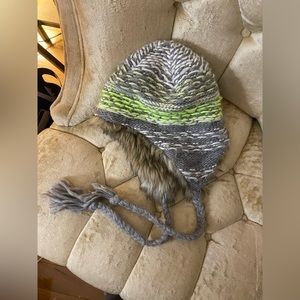 American Eagle outfitters pull over toboggan with ear flaps